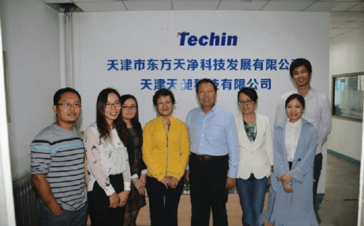 创新100调研组于蜜桃视频免费在线观看公司合影